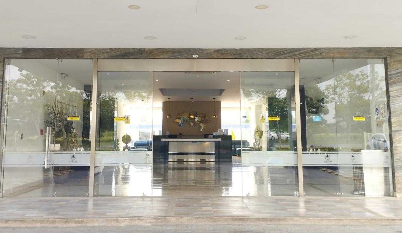 Hotel Royal Elim International Cali Bagian luar foto Entrance to the museum