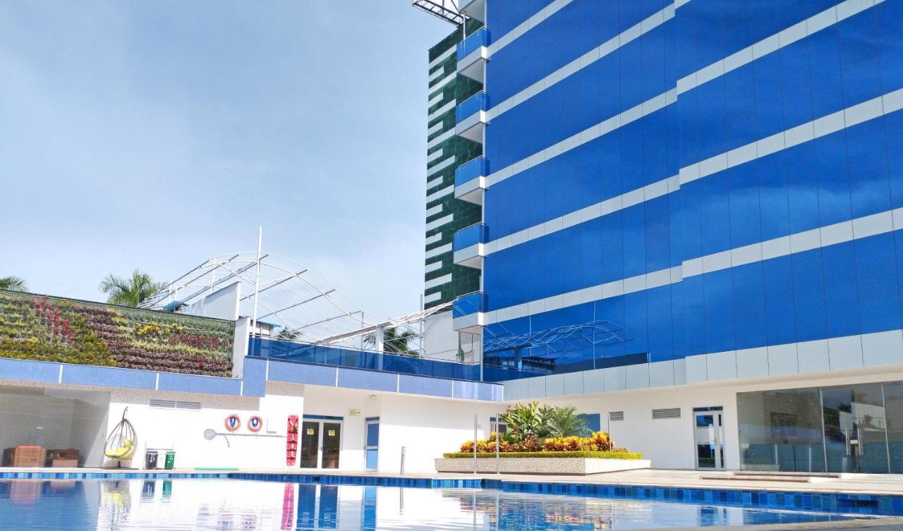 Hotel Royal Elim International Cali Bagian luar foto The pool at the hotel