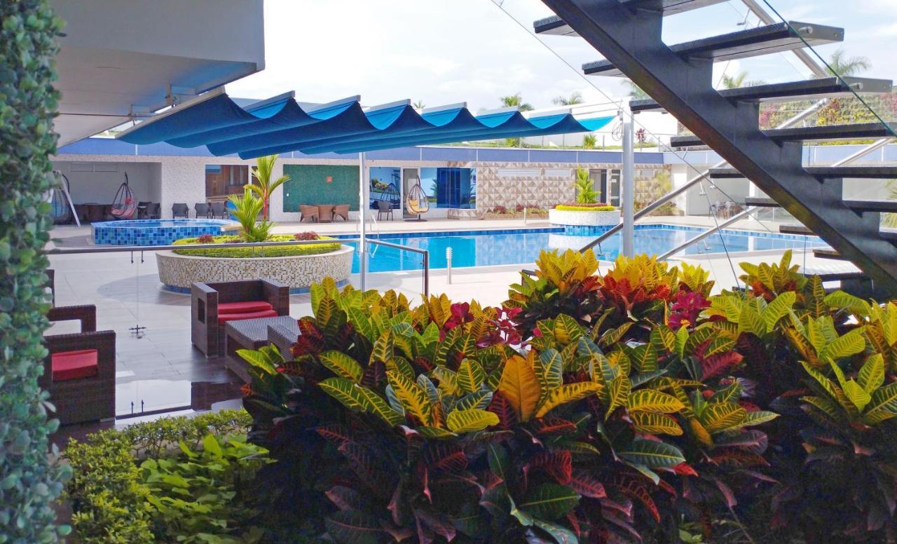 Hotel Royal Elim International Cali Bagian luar foto The pool at the hotel