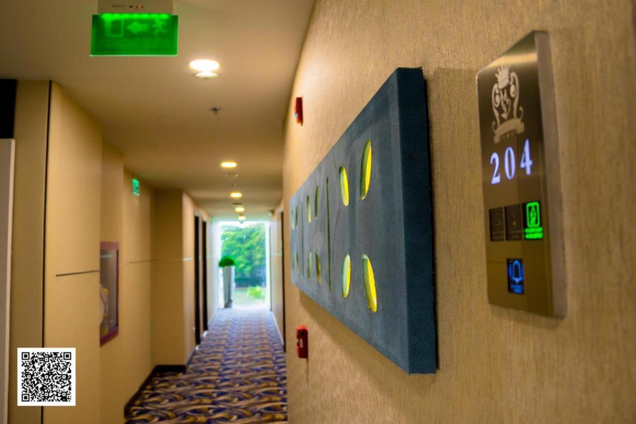 Hotel Royal Elim International Cali Bagian luar foto A QRpedia code in a hotel