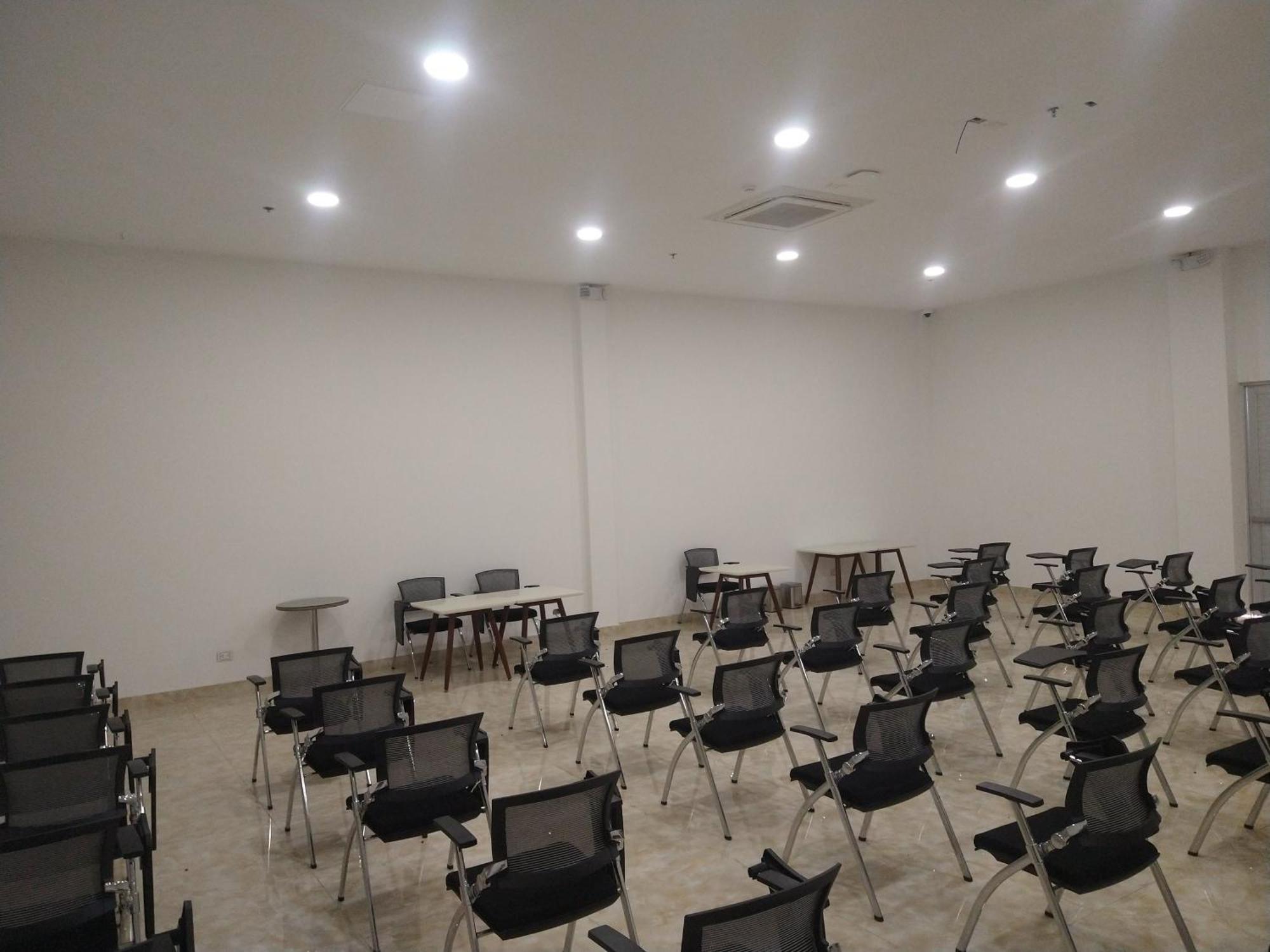 Hotel Royal Elim International Cali Bagian luar foto The library