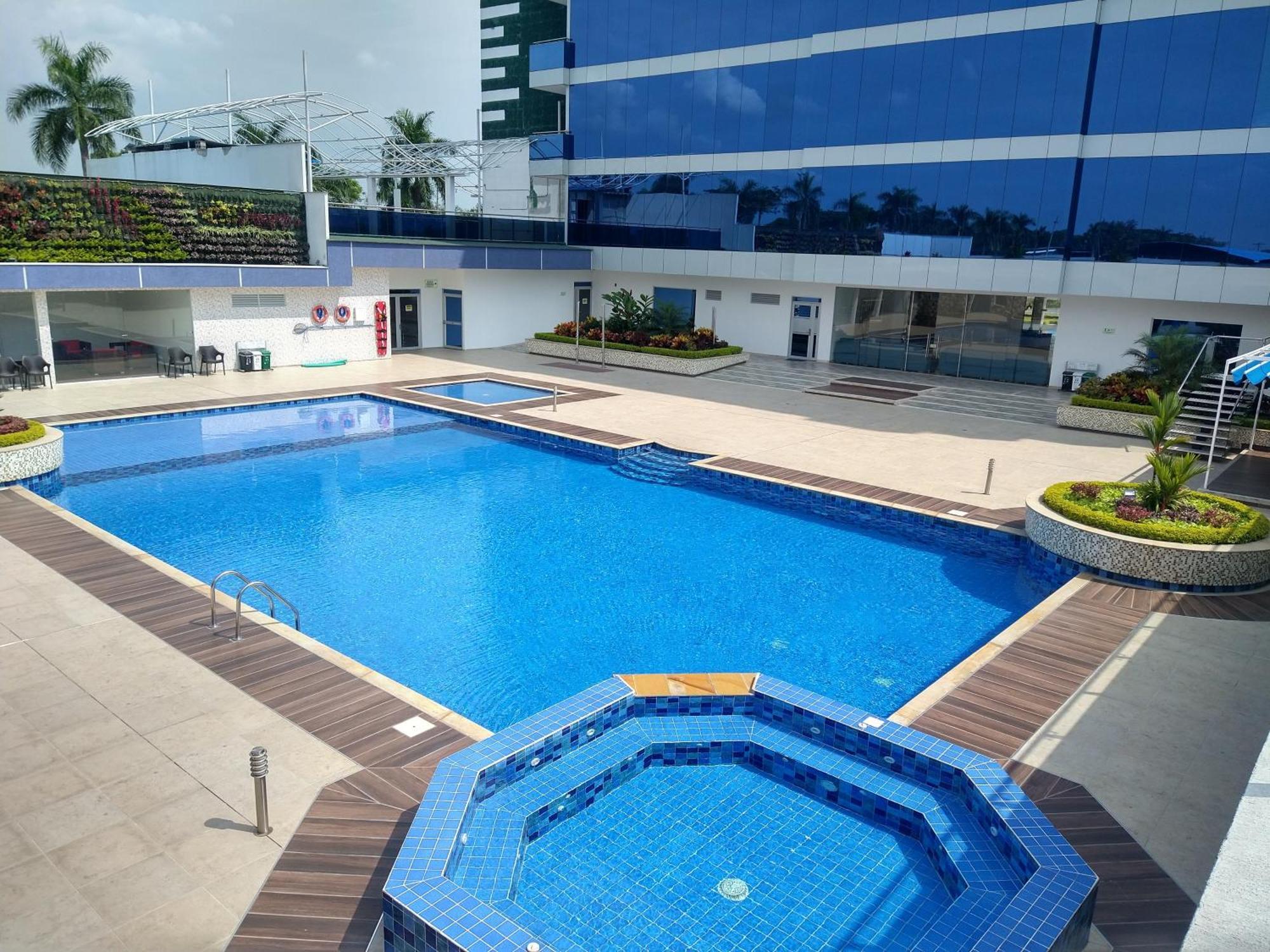 Hotel Royal Elim International Cali Bagian luar foto Swimming pool at the hotel