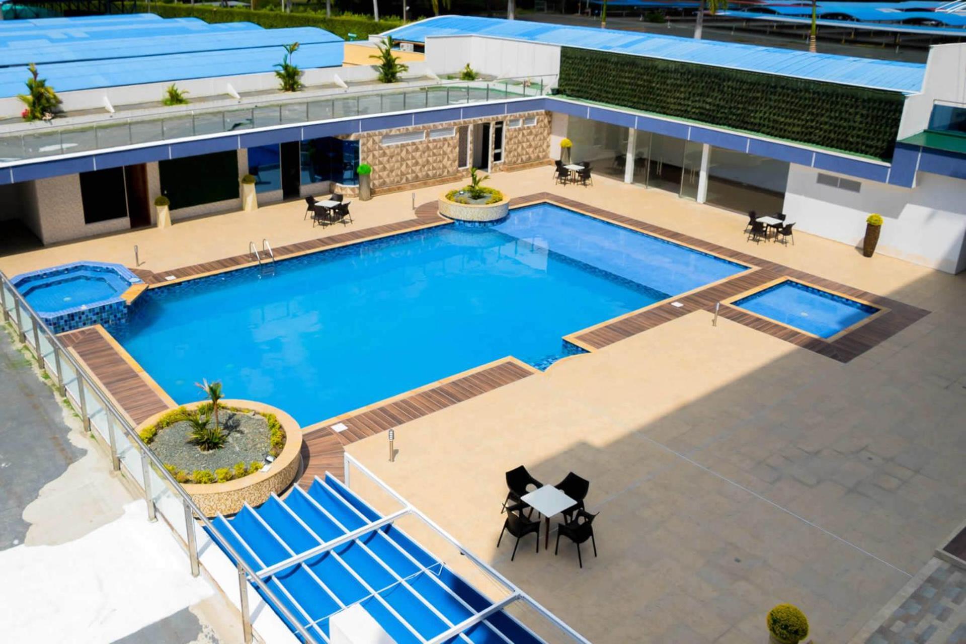Hotel Royal Elim International Cali Bagian luar foto The pool at the hotel