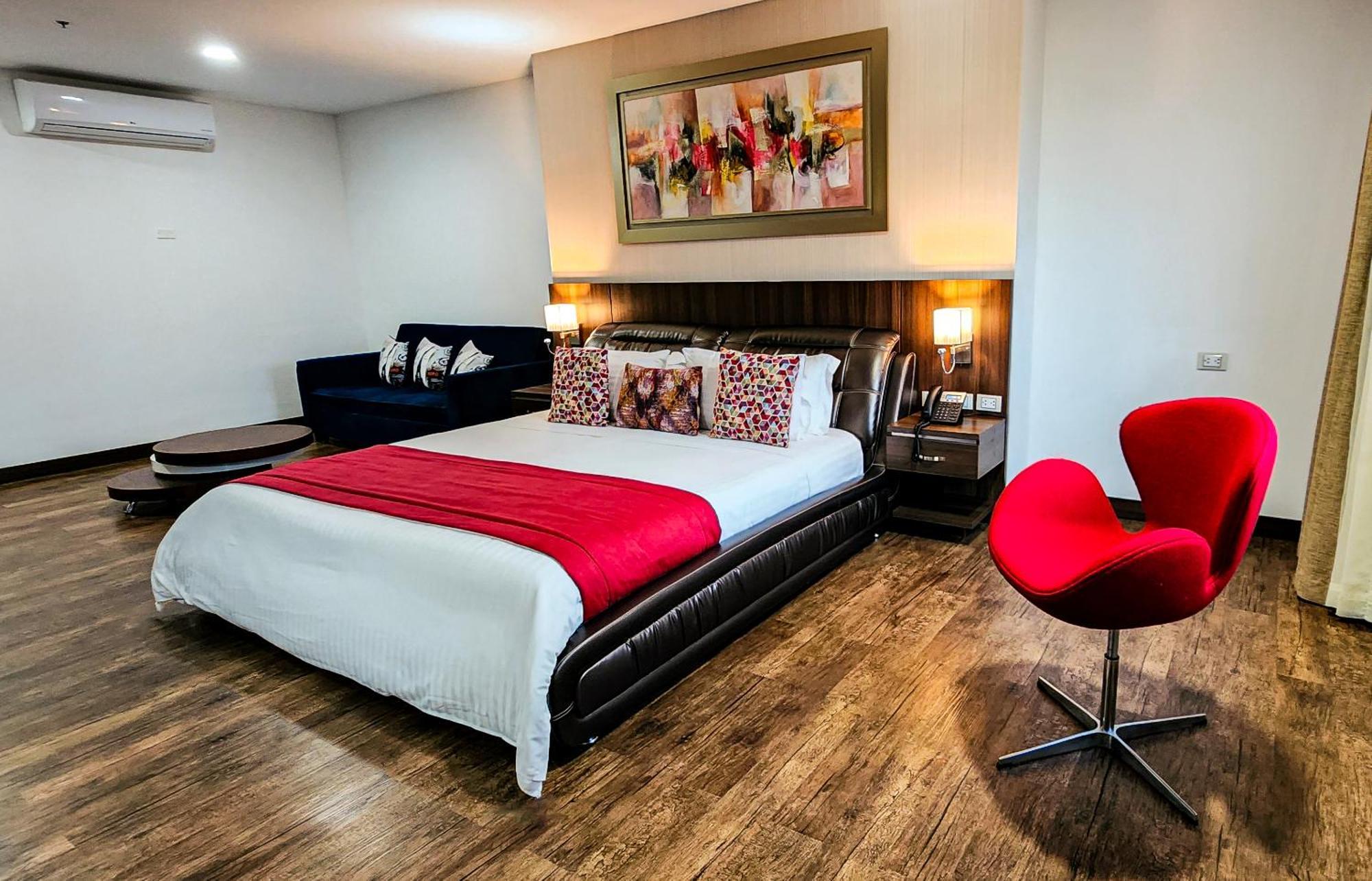 Hotel Royal Elim International Cali Bagian luar foto A bedroom at the hotel