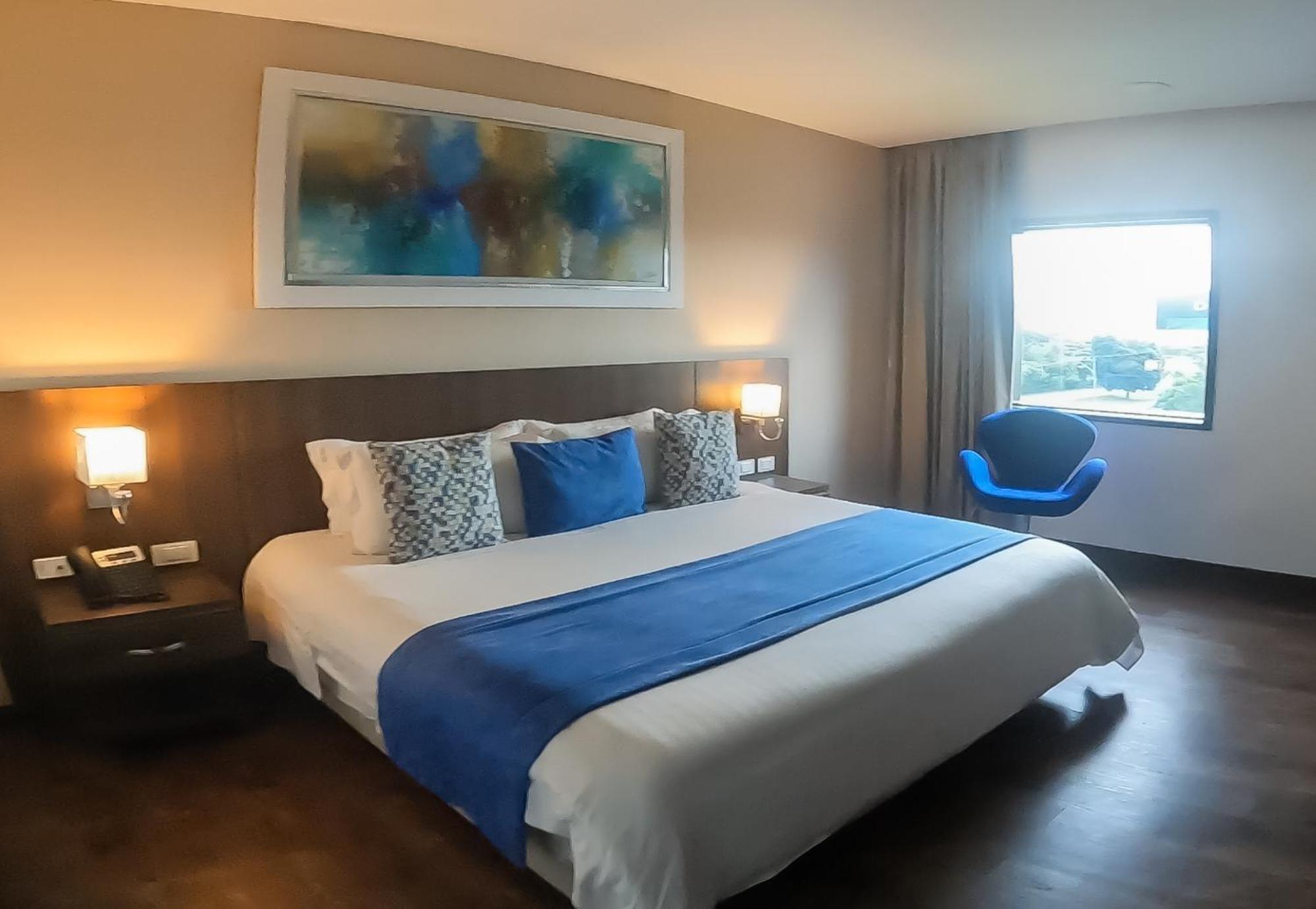 Hotel Royal Elim International Cali Bagian luar foto A room at the hotel