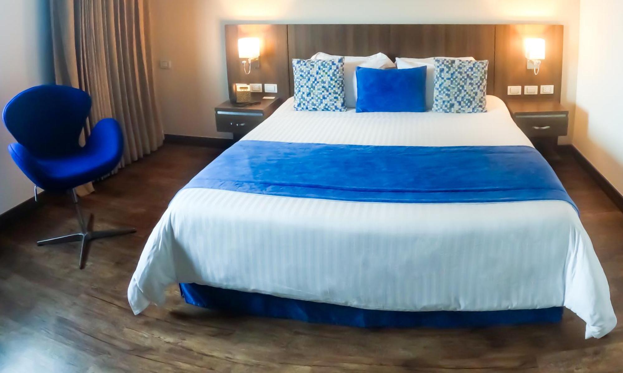 Hotel Royal Elim International Cali Bagian luar foto A bedroom at the hotel