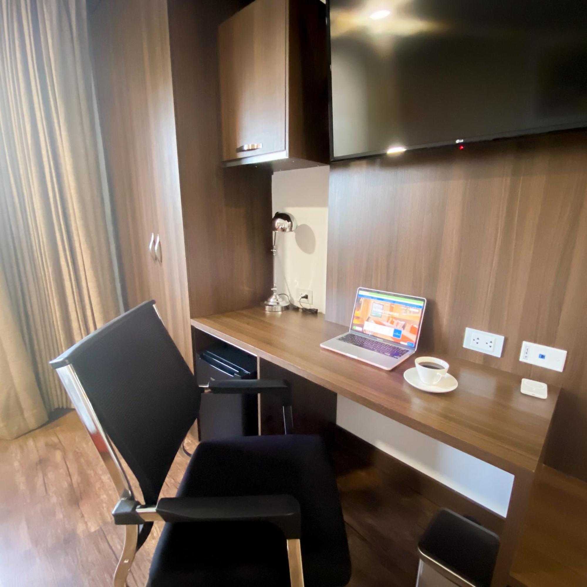Hotel Royal Elim International Cali Bagian luar foto A work desk in a hotel room